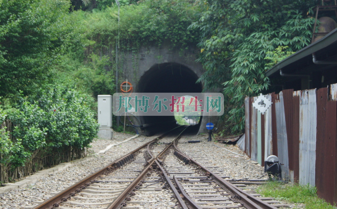 成都哪個(gè)鐵道運(yùn)輸學(xué)校好