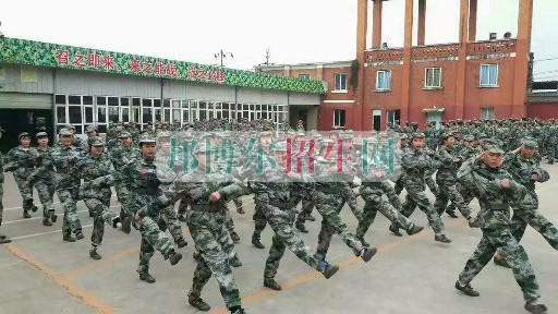 成都翔飛航空職業(yè)技術(shù)學(xué)校軍訓(xùn)匯報表演