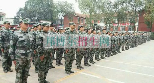 成都翔飛航空職業(yè)技術(shù)學(xué)校軍訓(xùn)匯報表演