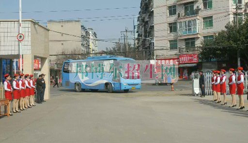 成都翔飛航空職業(yè)技術(shù)學(xué)校軍訓(xùn)匯報表演