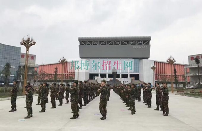 西翔航空學(xué)院青神校區(qū)首批新生軍訓(xùn)火熱進行