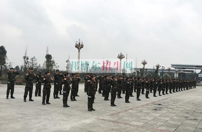 西翔航空學(xué)院青神校區(qū)首批新生軍訓(xùn)火熱進行