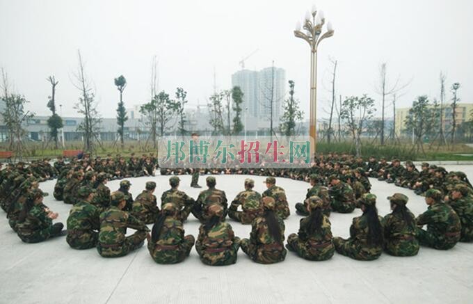 西翔航空學(xué)院青神校區(qū)首批新生軍訓(xùn)火熱進行