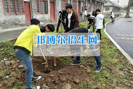 四川省檔案學(xué)校團(tuán)委組織開展“3•12”植樹活動