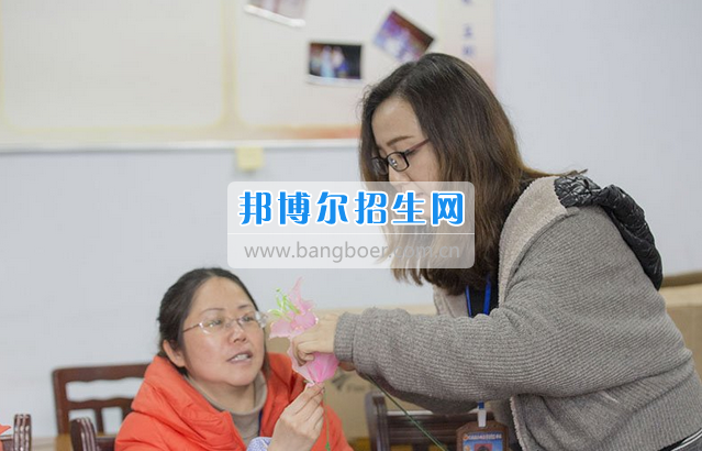 重慶鐵路運(yùn)輸高級技工學(xué)校分院開展女教職工“春花DIY”工會活動