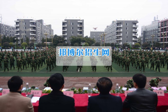 成都機(jī)電工程學(xué)校舉行2017級春季新生第一期軍訓(xùn)閉營儀式及表彰大會