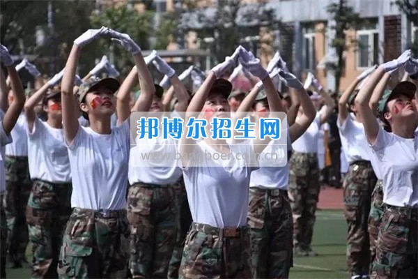 2017年成都航空旅游職業(yè)學(xué)校軍訓(xùn)匯報表演