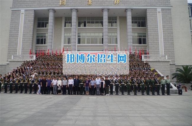 四川管理職業(yè)學(xué)院國旗隊參加四川省高校國旗護衛(wèi)隊會操交流活動  為慶祝中國人民解放軍建軍90周年，推進西南地區(qū)高校國旗文化的發(fā)展，持續(xù)發(fā)揮升旗儀式的教育引導(dǎo)作用，深化愛國主義教育，5月20日，我院國旗隊?wèi)?yīng)邀參加了由四川大學(xué)錦城學(xué)院發(fā)起的會操交流活動。  全省28所高校的國旗護衛(wèi)隊，近千名國旗手齊聚一堂。在莊嚴(yán)的升旗儀式后，活動進入會操展示環(huán)節(jié)。我院國旗隊邁著整齊劃一的步伐走過主席臺，展示出了優(yōu)秀的訓(xùn)練水平和昂揚的精神風(fēng)貌。當(dāng)天下午，在四川大學(xué)錦城學(xué)院大禮堂舉行了“以我火紅青春、譜寫國旗禮贊”大學(xué)生升旗手文藝匯演。我院代表隊以優(yōu)雅的舞姿展現(xiàn)了大學(xué)生青春的風(fēng)采。表達(dá)了對祖國與學(xué)院的炙熱情感和嚴(yán)于律己的學(xué)習(xí)態(tài)度。  此次會操交流活動，加強了省內(nèi)各高校國旗護衛(wèi)隊間的聯(lián)系，弘揚了愛國、愛旗、護旗的精神，獲得了寶貴的經(jīng)驗，明確了努力的方向。我院國旗隊的隊員們紛紛表示：要肩負(fù)起捍衛(wèi)國旗尊嚴(yán)、宣傳國旗文化的神圣使命!