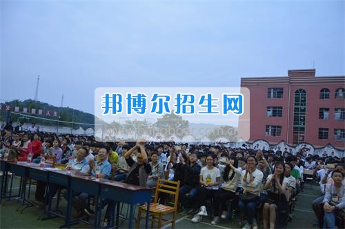 　　我校隆重舉行2017年預(yù)備班學(xué)生“各展所長(zhǎng)，揚(yáng)帆起航”文藝匯演  　　為了豐富同學(xué)們的課余生活，提高同學(xué)們的文藝素養(yǎng)，增強(qiáng)班級(jí)間的凝聚力和親和力。6月2日晚，我校在球類(lèi)運(yùn)動(dòng)場(chǎng)舉辦了預(yù)備班“各展所長(zhǎng)，揚(yáng)帆起航”學(xué)生文藝匯演，全體預(yù)備班學(xué)生和職高部學(xué)生共800多名以及20多名教職工觀看了演出。  　　此次文藝匯演的節(jié)目?jī)?nèi)容形式多樣、內(nèi)容豐富，激情的開(kāi)場(chǎng)舞——《GOODBOY》中拉開(kāi)了帷幕，伴隨著一陣陣掌聲，歌舞、小品、朗誦、相聲等精心準(zhǔn)備的22個(gè)精彩的節(jié)目為觀眾呈現(xiàn)了一道豐富的視聽(tīng)盛宴，最后全體師生齊唱的《難忘今宵》把本場(chǎng)文藝匯演推向了高潮，掌聲和歡呼聲此起彼伏，臺(tái)上臺(tái)下成了一片激情四溢的海洋，本場(chǎng)文藝匯演畫(huà)上了圓滿(mǎn)的句號(hào)。  　　此次文藝匯演演出的成功舉辦，充分彰顯了我校預(yù)備班學(xué)生的個(gè)性，讓預(yù)備班學(xué)生充分感受到育才職高的魅力。